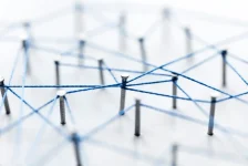 Netzwerk aus blauen Fäden und Nägeln