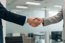 Geschäftsleute geben sich im Büro die Hand