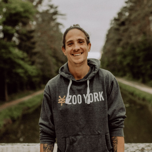 Lächelnde Person im Zoo-York-Hoodie im Freien