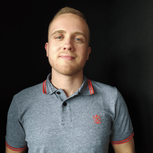 Person mit grauem Polohemd vor schwarzem Hintergrund