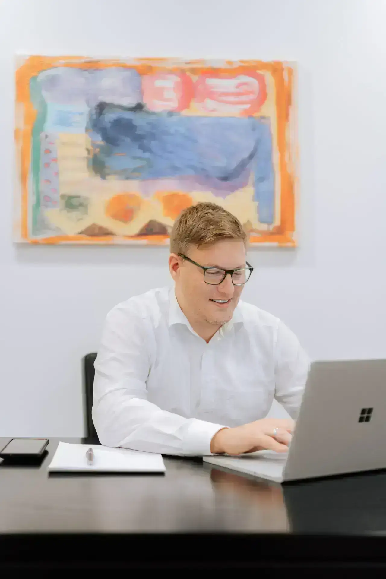 Mann arbeitet am Laptop im Büro